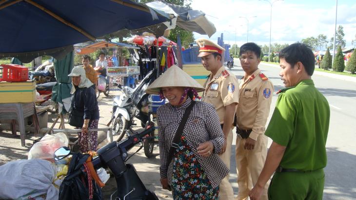 Bến Cầu: Giải tỏa lấn chiếm lòng, lề đường trước cổng Công ty CP Việt Nam-Mộc Bài, người buôn bán thực hiện như “Ném đá ao bèo” 